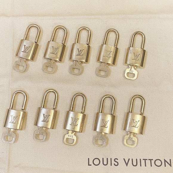Louis Vuitton Accessories - LOUIS VUITTON LV 10 SET PADLOCK KEY CHARM CADENA G